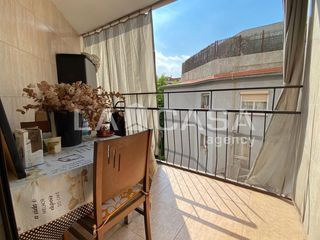 Pis  Carrer de les roselles. Dos balcones tres habitaciones