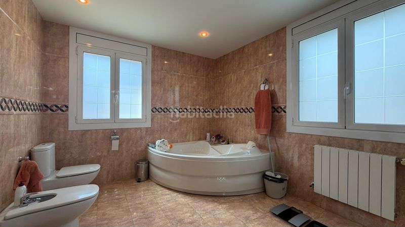 Foto df0390f5-50b6-4d79-8622-763d722d6b3a. Xalet amb calefacció aparcament piscina a Vallromanes