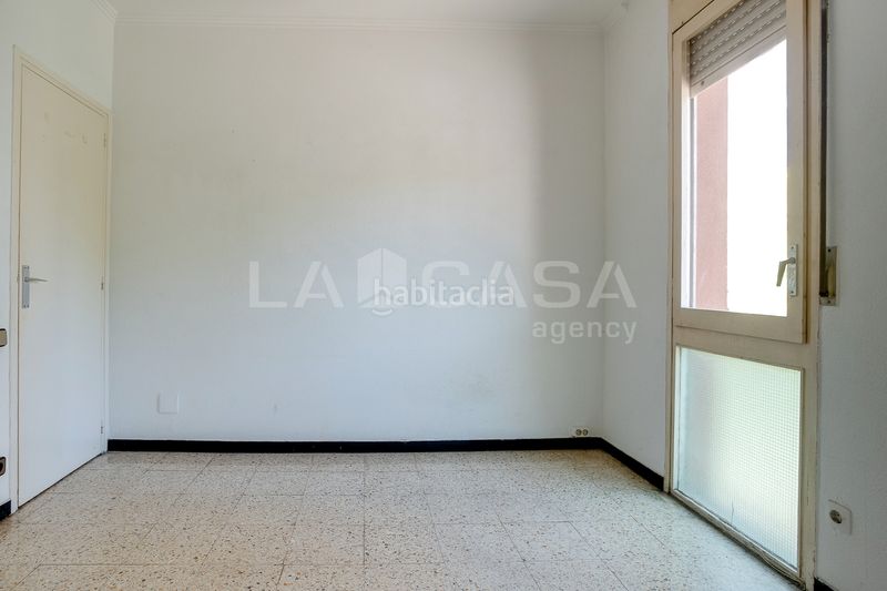 Foto d4469869-9f9d-41ad-b3bc-79606417a9e4. Pis a La Verneda - La Pau Barcelona