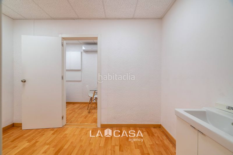 Foto 54500988-9f9b-4bd4-bc93-a10f0400b021. Local comercial a Tres Torres Barcelona