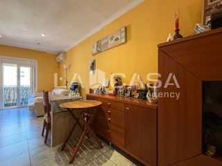 Flat  Carrer de roviralta. Piso con balcon y tres habitaciones