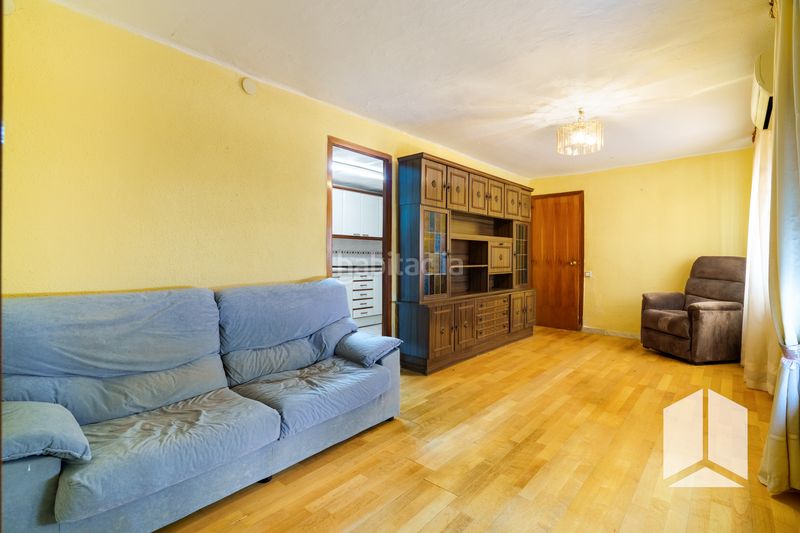 Foto dc158542-3178-4d7b-8da3-ce84f1a5764b. Casa aparellada amb aparcament a Vista Alegre Castelldefels