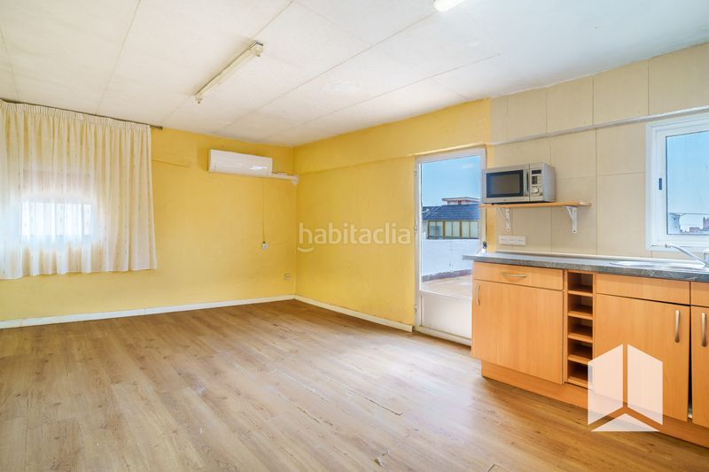 Foto f12dac4d-2fb2-41dd-8dc5-dfd9f6dcebce. Casa aparellada amb aparcament a Vista Alegre Castelldefels