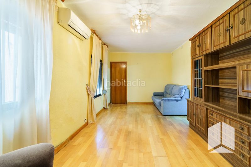 Foto f7d2854c-50f3-480e-ab5e-6260dd5a8663. Casa aparellada amb aparcament a Vista Alegre Castelldefels
