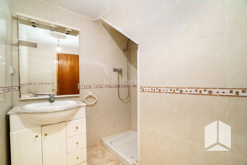 Foto f98f329b-3a21-4f9c-a060-107e2c8ffa16. Casa aparellada amb aparcament a Vista Alegre Castelldefels