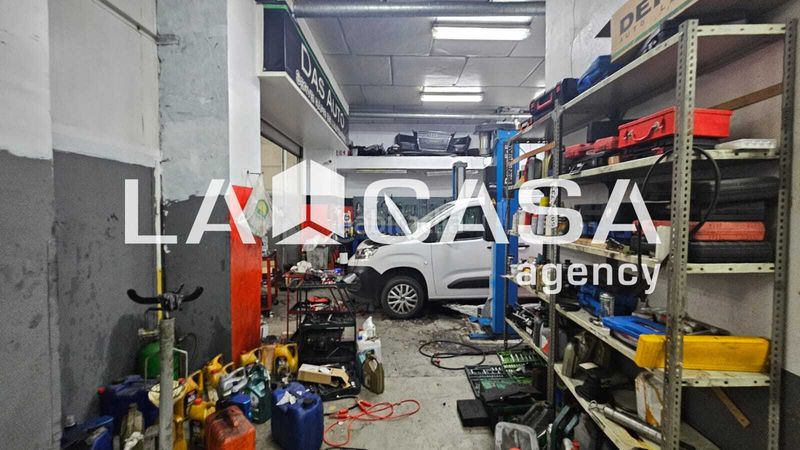 Foto c84eadba-2f41-4835-a877-b87f9c170676. Local comercial a Prosperitat Barcelona