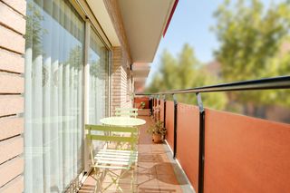 Pis  Carrer de la torrassa. Dos habitaciones balcon