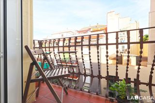 Etagenwohnung in Carrer de Mata
