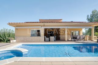 House  Carrer 14. ? espectacular casa de 292 m2 con terraza, balcón y parcela