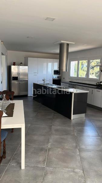 Foto f32a2861-81a4-463d-ac05-389080d81de2. Chalet avec cheminée chauffage parking piscine dans Mataró
