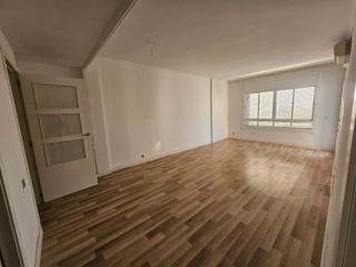 Pis  Avinguda sant esteve. Fantastico piso centrico de 107 m2. 4 habitaciones,, exterior