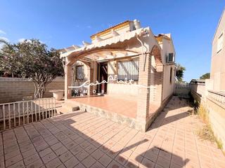 Chalet à Polop. En venta chalet independiente con piscina comunitaria y aparcami