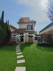 Casa aparellada a Avenida avenida balcó del ponoig, 8 8. Adosado de esquina en monteponoig!