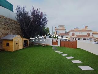 Maison jumelée à Avenida avenida balcó del ponoig, 8 8. En venta fantástico chalet de 2 plantas en la urbanización flor
