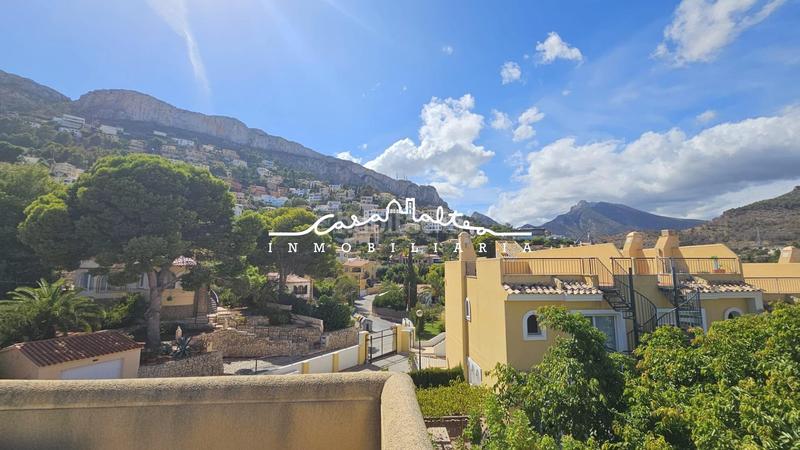 Foto 6822d3cc-cbf3-4dd7-b185-a9cbdc018e8f. Casa amplio bungalow con vistas al mar y al peñón en urbanización Maryvilla e en Calp