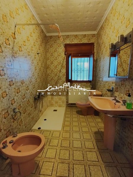 Foto ca8b25b7-4ab6-47e1-9d09-430fab1e616b. Casa amb calefacció aparcament piscina a Ador