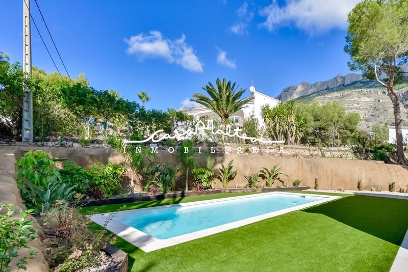 Foto a0d1cd6d-c642-4002-8e51-b52ed0de2b47. Xalet amb aparcament piscina a Altea la vella Altea