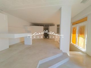 Lloguer Local Comercial a La Nucia Pueblo. En alquiler local comercial de esquina con amplia fachada en la