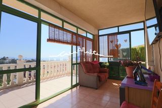 Chalet en Coloma. En venta gran chalet independiente con piscina en la nucia
