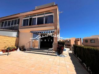 Apartamento en Urbanizaciones. Planta baja con jardin privado, vistas al mar, piscina comunitar