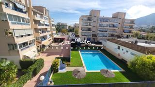 Appartement à Pueblo-Ubanizaciones. Piso de tres dormitorios con piscina en centro de albir