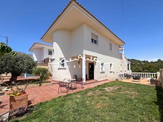 Chalet en Escandinavia-Cautivador. En venta gran chalet pareado en alfaz del pi