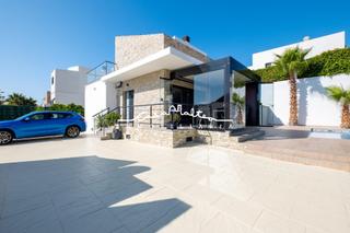 Xalet a Polop. En venta moderna villa independiente de esquina en polop