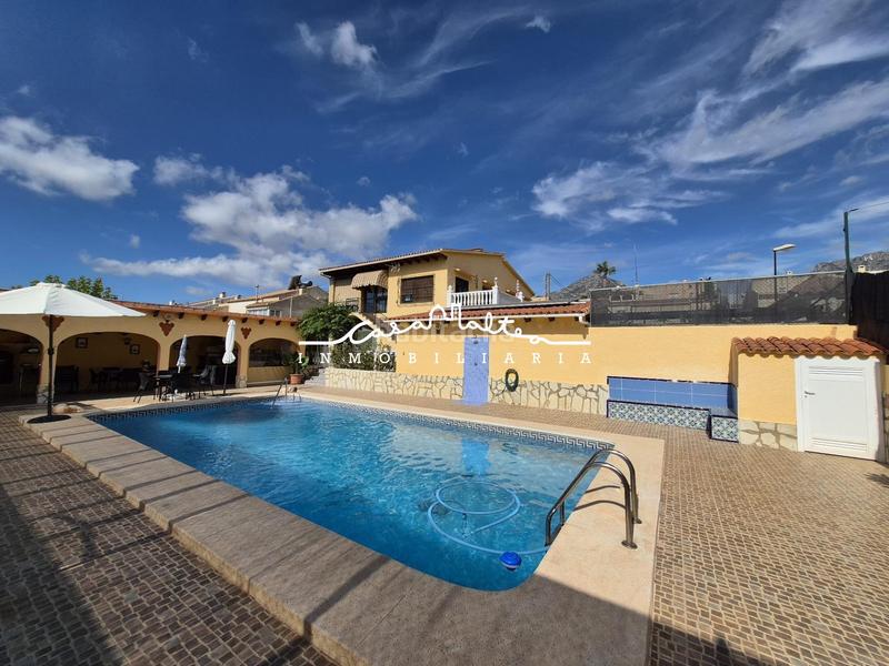 Foto e81640ec-4e96-4ca5-9480-2199717e3c11. Chalet avec parking piscine dans Coloma Nucia (la)