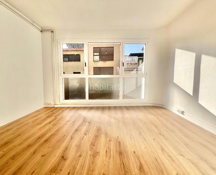 Foto b8c50198-8cc7-4484-8ba0-e47ca49172f5. Lloguer local comercial a Centre Cornellà de Llobregat