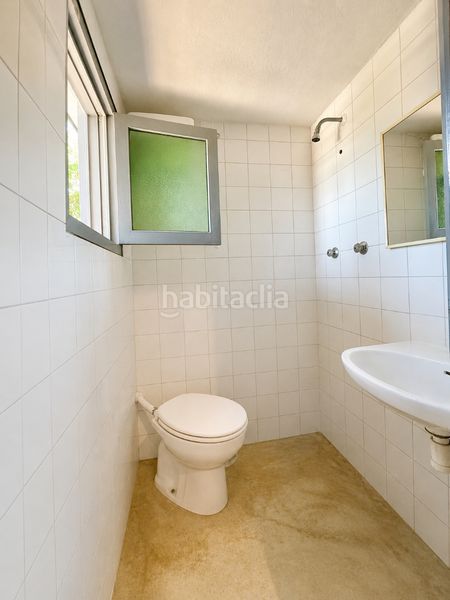 Foto 18498eef-9fd2-4920-bcba-ba49f300211f. Casa amb xemeneia calefacció aparcament piscina a Torrelles de Llobregat