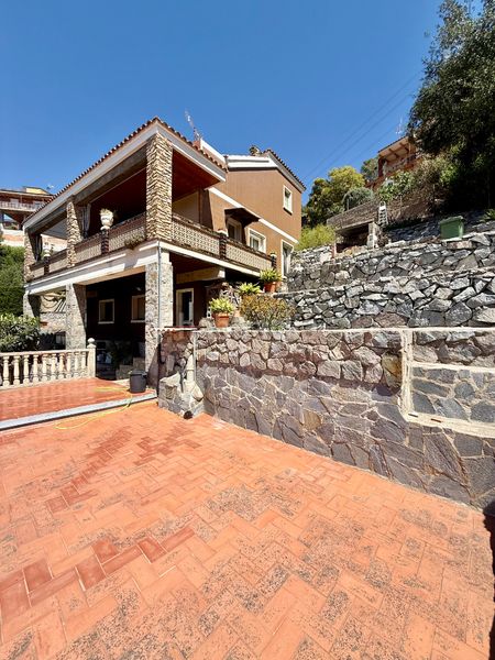 Foto 66908f48-f663-4c83-ab44-0981835b91e1. Casa amb xemeneia calefacció aparcament piscina a Torrelles de Llobregat