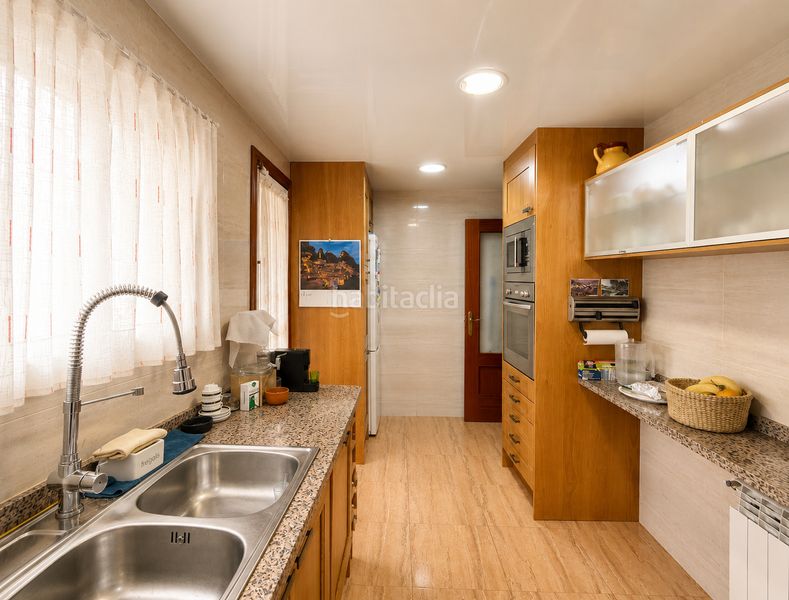 Foto 9226a9d3-cd47-4e5d-87c7-a947b777f401. Casa amb xemeneia calefacció aparcament piscina a Torrelles de Llobregat
