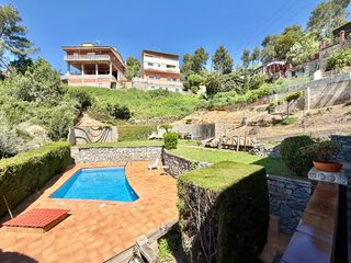 Casa  Carrer de les vinyes. Casa en torrelles con piscina privada, gran  jardin y terrazas