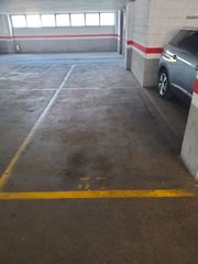 Aparcament cotxe  Carrer de cornell� modern. Plaza de aparcamiento para coche grande