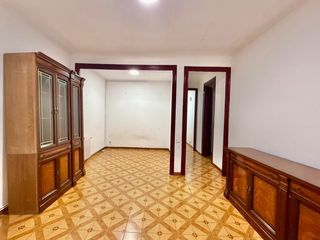 Flat  Carrer de cabestany. Piso a reformar con muchas posibilidades