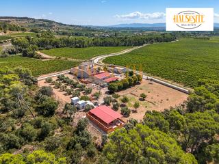 Masia  Plaça de la vila 1. Exclusiva masía rural con potencial turístico y de eventos en el