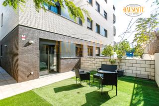 Rez-de-chaussée à Carrer de manuel llopis de casades 12. Planta baja excepcional con dos terrazas, piscina y parking en l