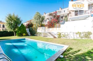 Reihenhaus in Vallpineda - Rocamar. Casa adosada renovada con vistas al mar – vallpineda, sitges