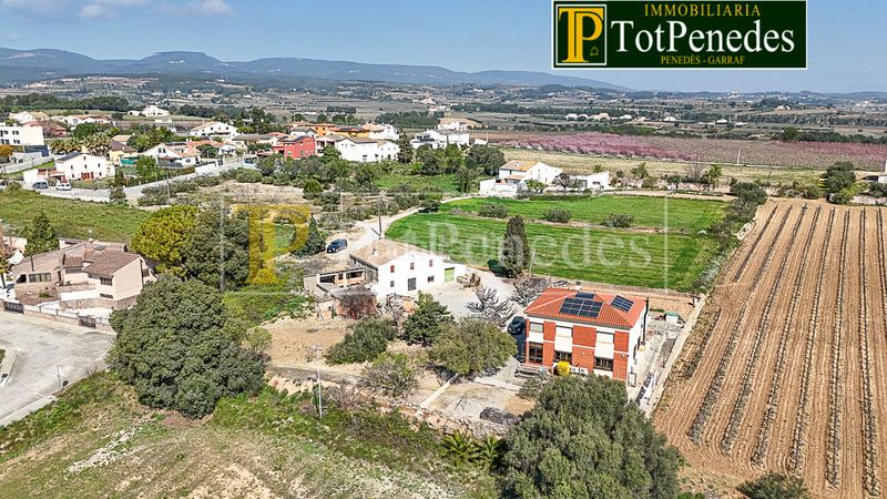 Foto 447b7d60-df7f-4fa0-97cc-6dd29efc1734. Masia amb xemeneia aparcament a Sant Martí Sarroca