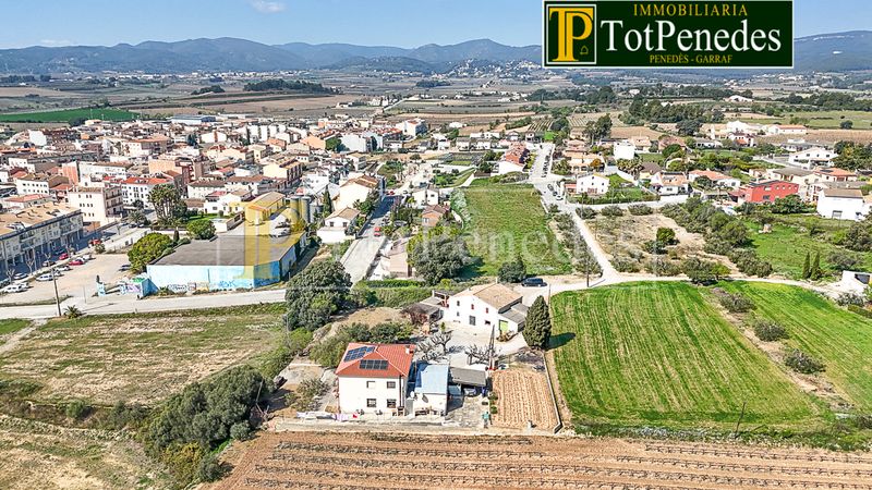 Foto eaf1b629-fad6-4db4-b093-1cd1400656f0. Masia amb xemeneia aparcament a Sant Martí Sarroca