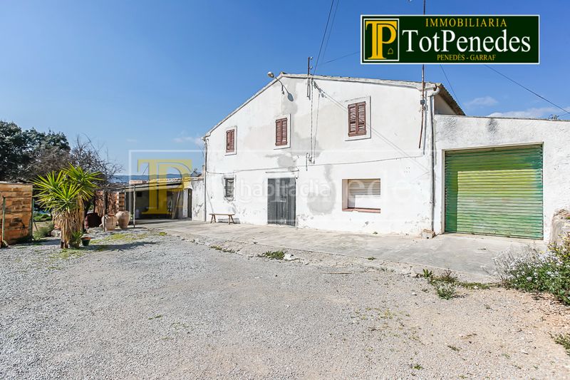 Foto eb469273-3157-43d9-b2c5-d167df39bf8f. Masia amb xemeneia aparcament a Sant Martí Sarroca