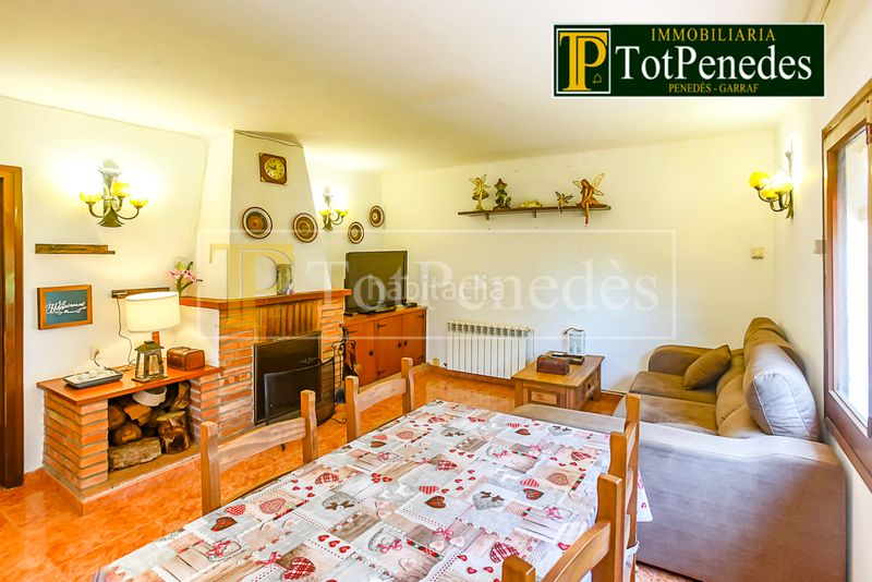 Foto ffb361a1-8d54-4e0c-91af-8ddfac9b6571. Maison avec cheminée chauffage parking dans Querol