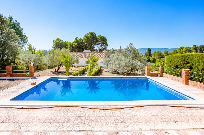 Foto af76af35-a0e8-4ce9-bc0d-3f8177a011ee. Xalet amb xemeneia aparcament piscina a Querol