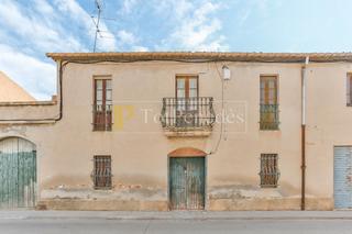 Masia a Carrer anselm clave 11. Casa centenaria del año 1890, situada en el mismo centro de la m