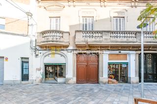 Lloguer Local Comercial a Plaça de puigmoltó 5. Local de lloguer al centre vila