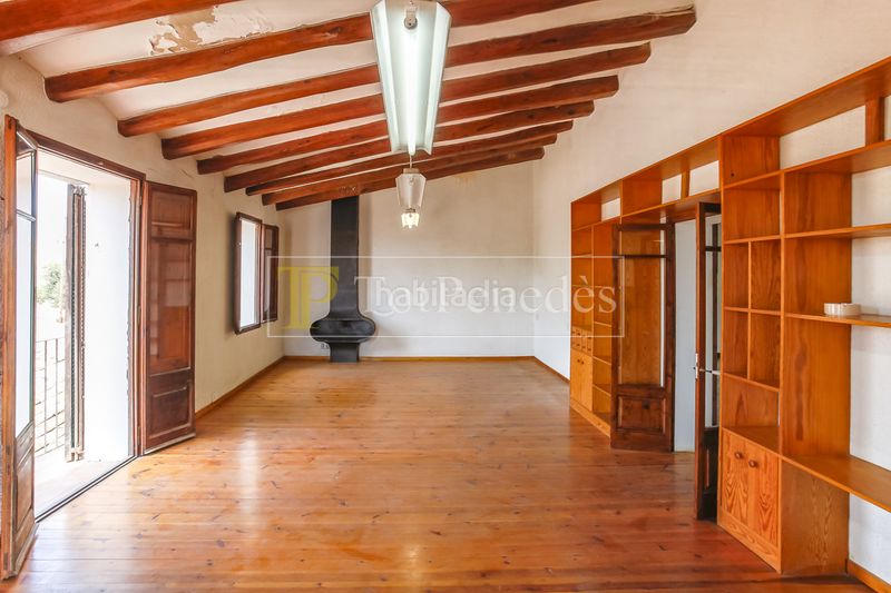 Foto 4c5f7485-70d0-4397-8daf-f67b5aebb6b0. Masia amb xemeneia a Olèrdola