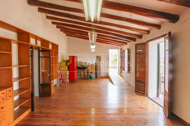 Foto 99c2d45b-cadc-403d-bfb5-26ae1de92a8f. Masia amb xemeneia a Olèrdola