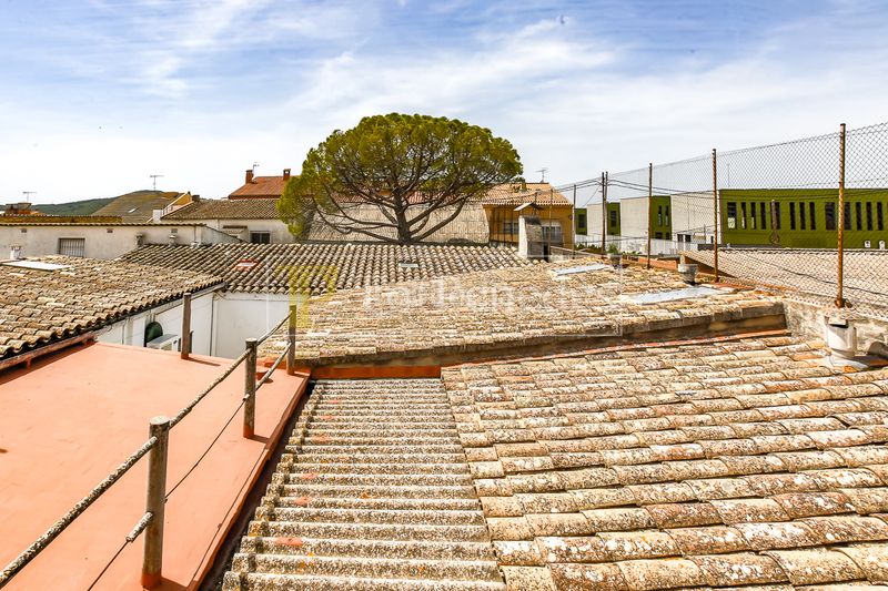 Foto c38d58f4-b596-47b1-8de9-b13a0c0ce51c. Masia amb xemeneia a Olèrdola