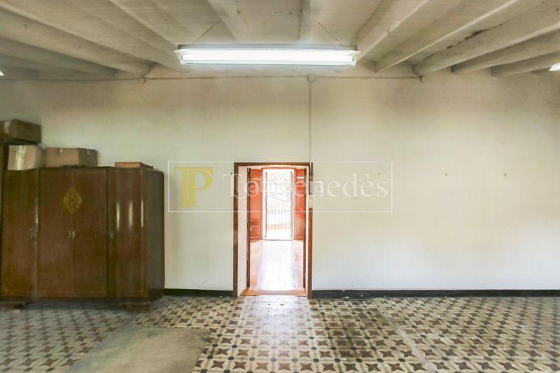 Foto f2ff5502-0cfb-4962-bae7-cac5cca9774d. Masia amb xemeneia a Olèrdola