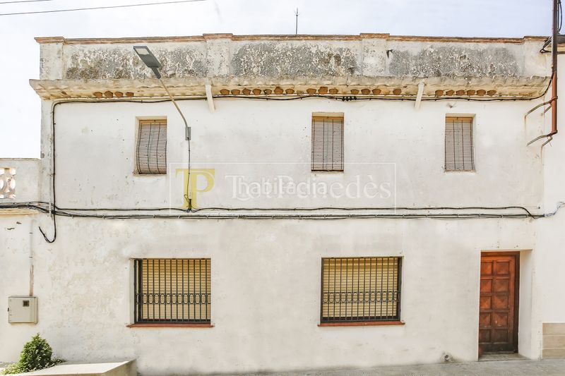 Foto fa1fff12-6422-4d2d-9781-a41f23591965. Masia amb xemeneia a Olèrdola